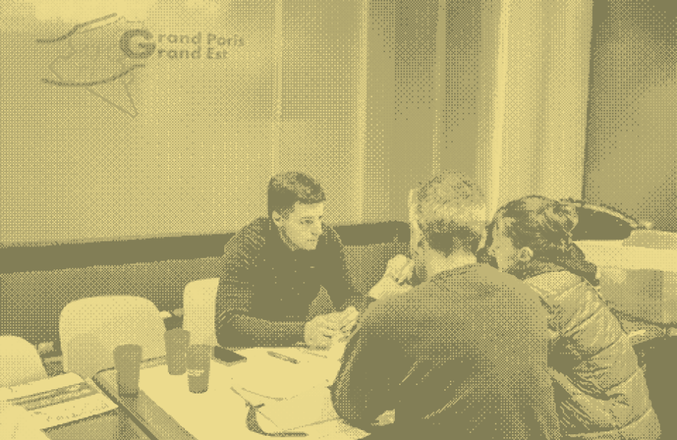 Un homme à l'écoute de 2 personnes désirant créer leur entreprise