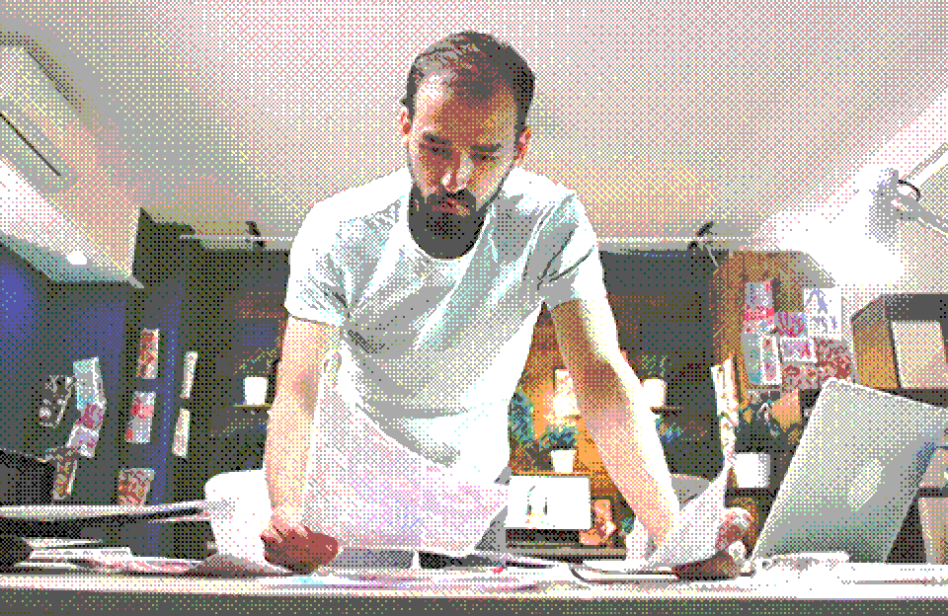 Un homme se penche sur des plans