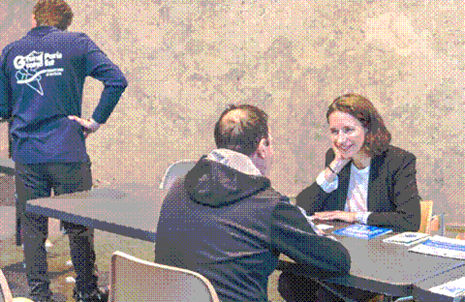 Une femme reçoit un homme en entretien d'embauche