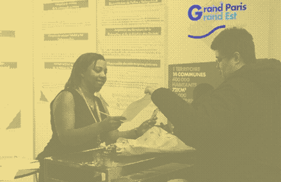 Une agente aide un usager dans sa recherche d'emploi