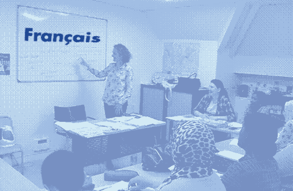 Professeur dispensant un cours de français dans une classe