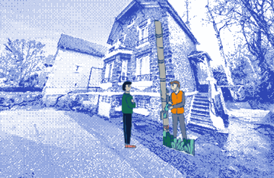 Un agent observe l'écoulement des eaux pluviales sur la maison d'un habitant