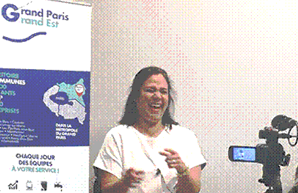 Femme qui rigole à un entretien d'embauche