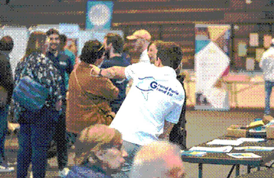 Un agent indiquant son chemin à un usager