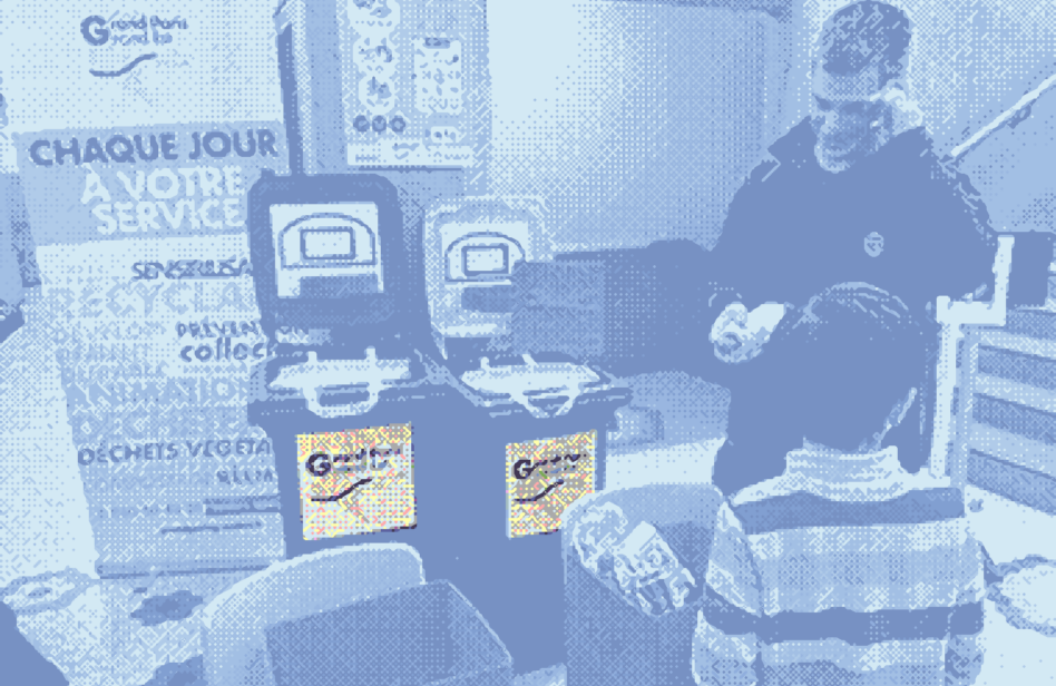 Un agent de Grand Paris Grand Est anime un atelier sur les déchets