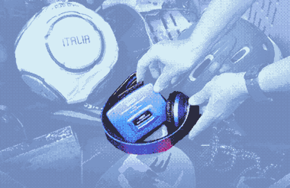 Des mains déposent un walkman à la Recyclerie 3R