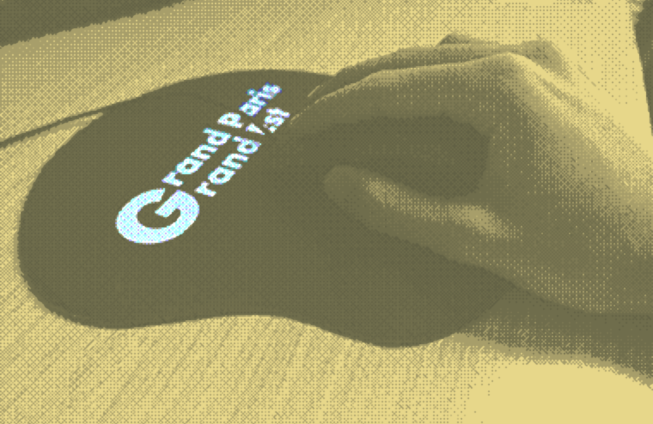 Main sur une souris posée sur un tapis de souris Grand Paris Grand Est